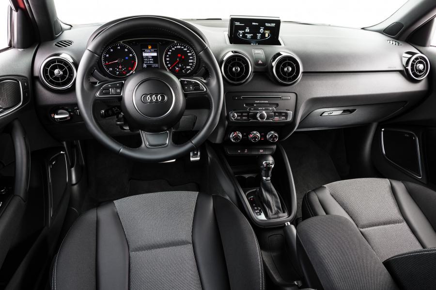 Торпедо Audi A1 Sportback TFSI S-Line (8X) 2016 года  (LA) (фото 6 из 12)
